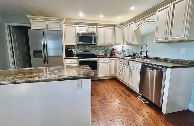 King Luxe Retreat - Pets Welcome, Fenced Yard,