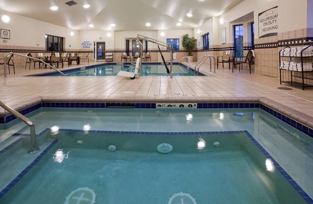 King Suite. Free Breakfast. Pool & Hot Tub. Relaxing Retreat!