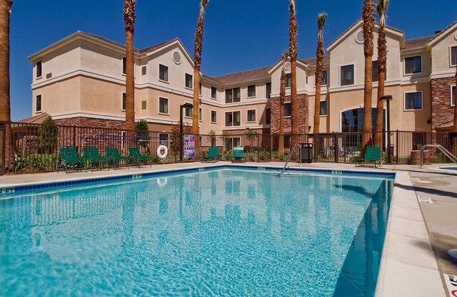 King Suite. Free Breakfast. Outdoor Pool & Hot Tub. Near Edwards Air Force Base!