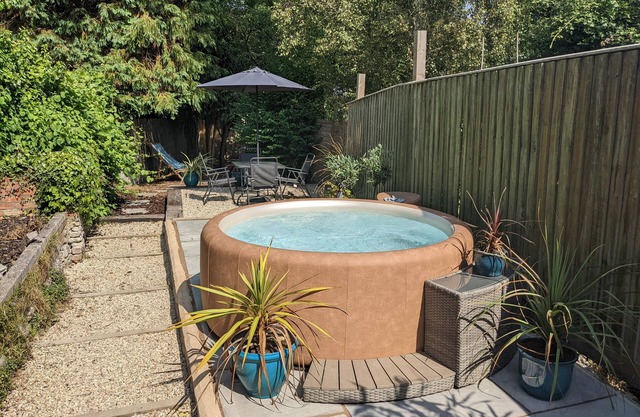 KINGESWIC COTTAGE, pet friendly, country holiday cottage in Weymouth