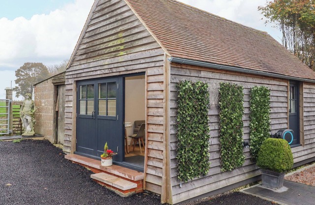 KINGFISHER COTTAGE, pet friendly, with a garden in Lyminge