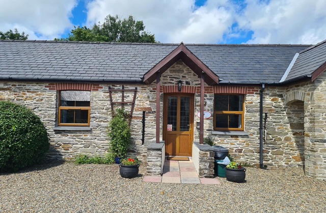 KINGFISHER COTTAGE, pet friendly, with pool in Llanboidy