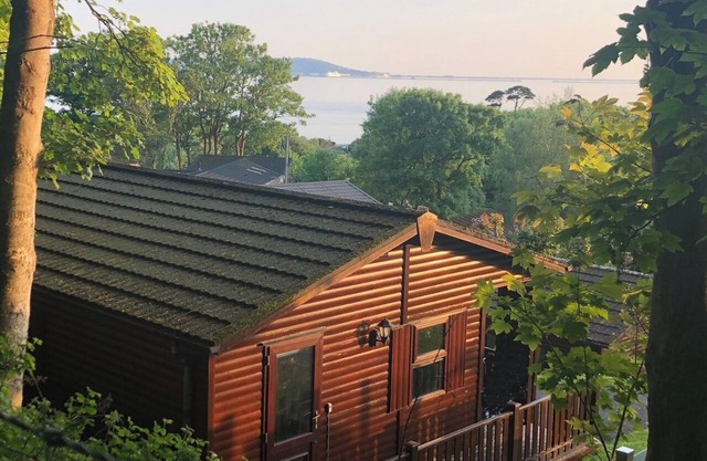 "Kingfisher Lodge" with Sea Views in a Peaceful Location