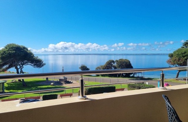 Kingscote Terraces #2: Ocean Views, Town Location, Premium Property, Wifi, AC