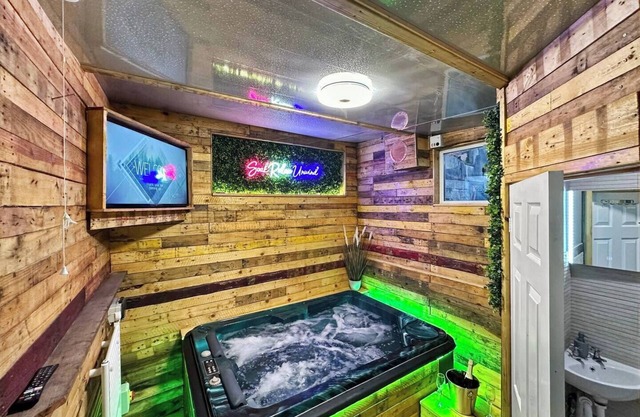 Kinky Kabin w/Hot Tub, Sauna and Rooftop Garden
