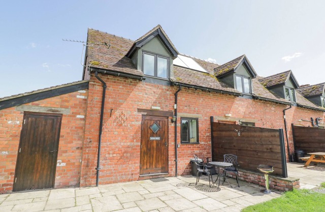 KITE'S NEST, pet friendly, with a garden in Eaton-Under-Heywood