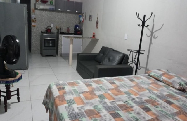 Kitnet mobiliado, confortável e bem localizado.