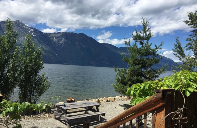 Kootenay Lake Lodge Waterfront Log Chalet - location, location, location!
