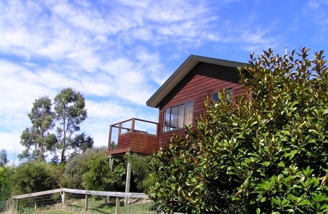 Kowhai Cottage Pukawa - Pet friendly at the lake