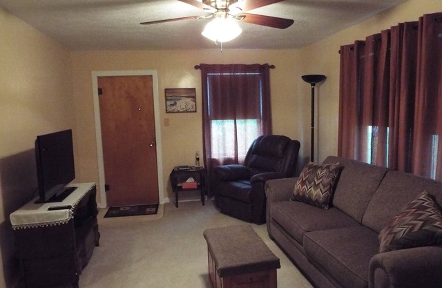 Kozy Landing, 2 Bedroom Home, by city park