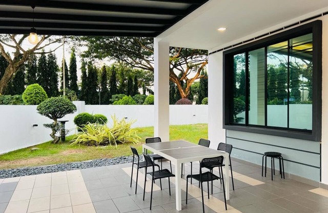 Kulai Lagenda Putra Corner House near Airport JPO