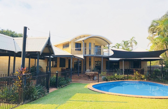 Kybra Retreat 4 Bedroom 3 Bathroom Luxury House with Pool STRA6726RDJN2C7F