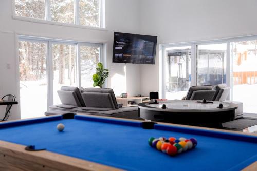 L'Étoile Brillante, Spa, River, Pool Table