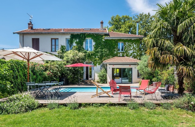 L'anglaise, stylish townhouse with pool and garden