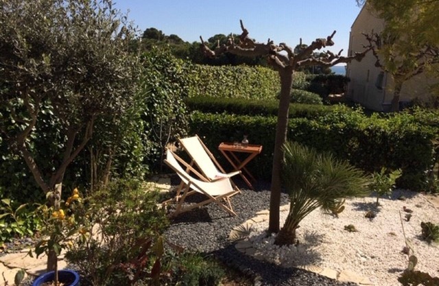 L'Oasis, apartment with terrace and private garden 100 m from the beach