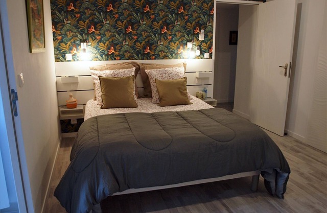"La Côte de l'Or", fully-equipped gîte for 4 to 6 people; plus swimming pool, whirlpool.