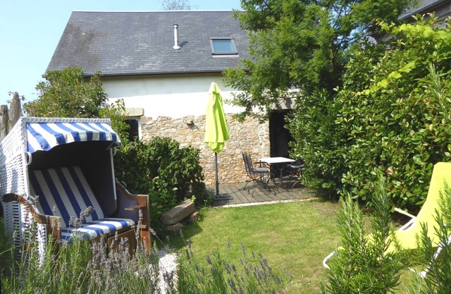 La Charronnerie-Pirou (W-coast) Quiet gîte 3* for 2 p. Sanding beach 3km.