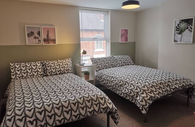 La La Land Derby 4 bedrooms townhouse near Pride Park