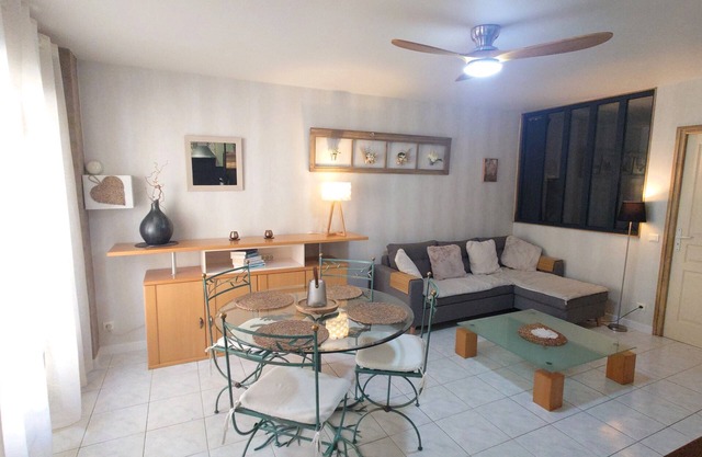 La Maison d'Isa Meze ground floor apartment 50m from the port and 150m from the beach classified 2 *.