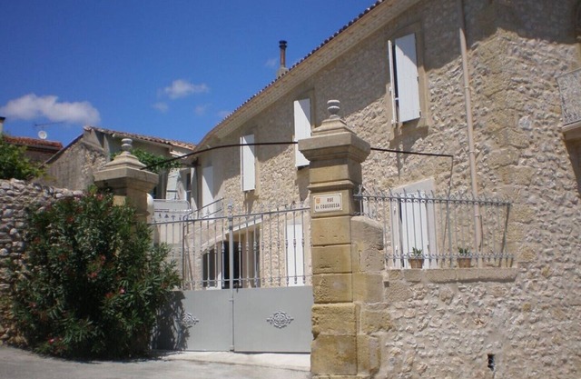 LA MAISON DE PAPÉ Bed and Breakfast: GÎTE COUR