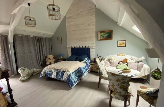 La Patriaie Chez Jacky et Maryse large, cosy room, private bathroom