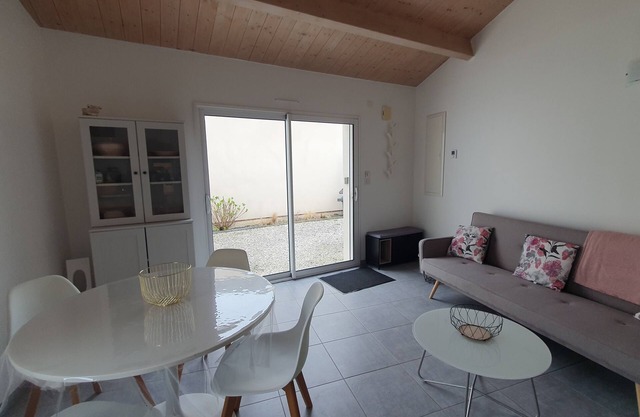 La Rochelle Sud, house with garden near town center and beach.