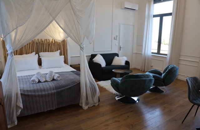 La Romantique, luxury suite with bathtub at Château La Vidalle