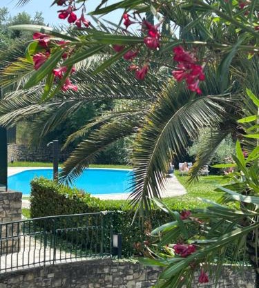 La Verbena a fianco del Vittoriale, vista piscina, 10 minuti a piedi dal lungo lago