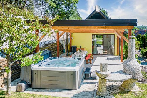 Ladybug House With Whirlpool - Happy Rentals