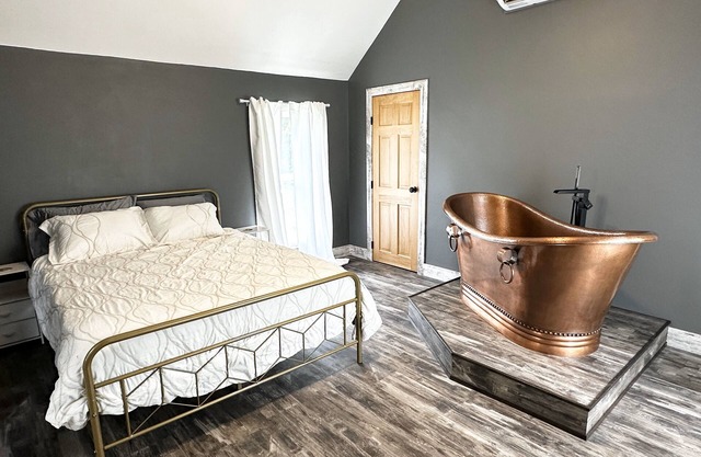 Ladysmith Cozy Cottage - Copper Tub - Waterfront