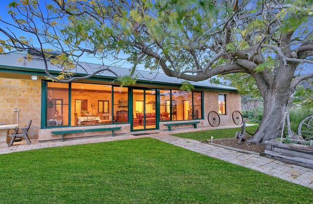 Lake Bywater Cottage