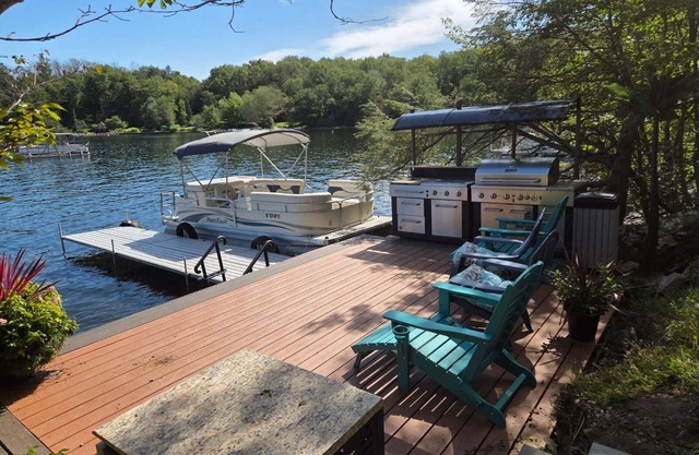 LAKE FRONT BETHEL WOODS Open Neal Young Your Own Dock to use,