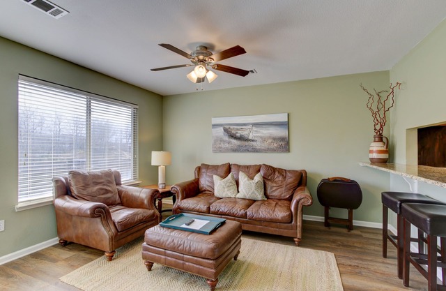 Lake Front Condo, With Boat Slip/Unit 10/Close to Bathhouse Row and Oaklawn!