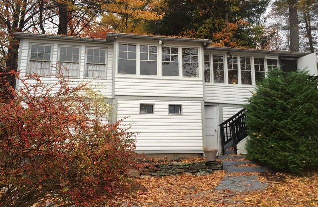 Lake front cottage with "million dollar" view, close to Bethel Woods