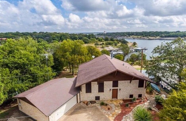 LAKE FRONT Home - Walk down to waters edge!