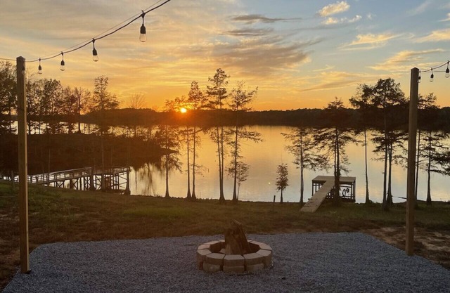 Lake front home with spectacular sunsets! 6 miles from Toledo Tackle!