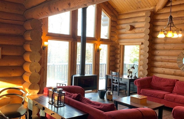 Lake front Log home 7 bedrooms