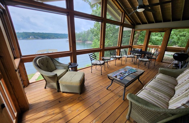 Lake Front w/Sunset Views, Screened-in Porch/1x Boat Slip/2x Kayaks