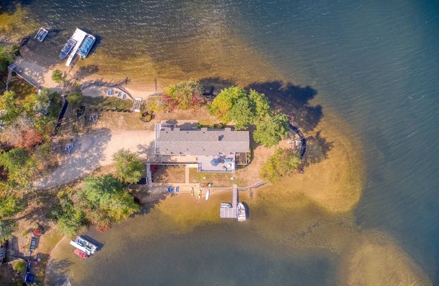 LAKE-FRONT! Your own PRIVATE BEACH & DOCK on PRIVATE Peninsula