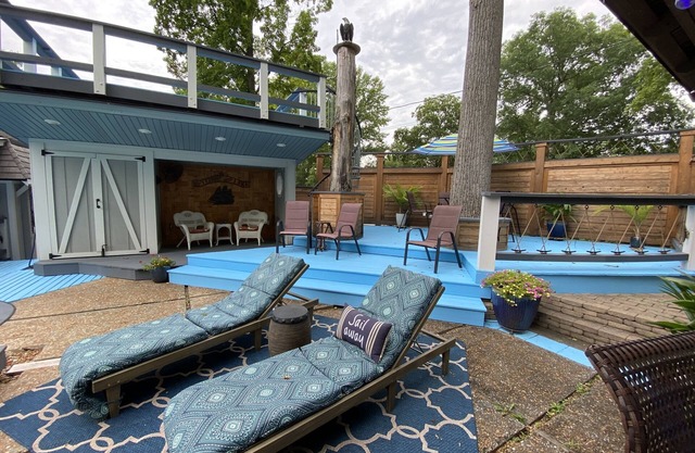 Lake house w/seasonal pool and boat storage.
