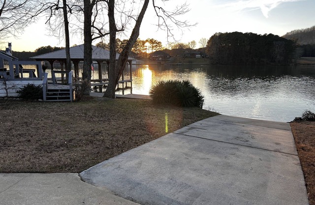 Lake Life! 4 BR Waterfront Home on Neely Henry