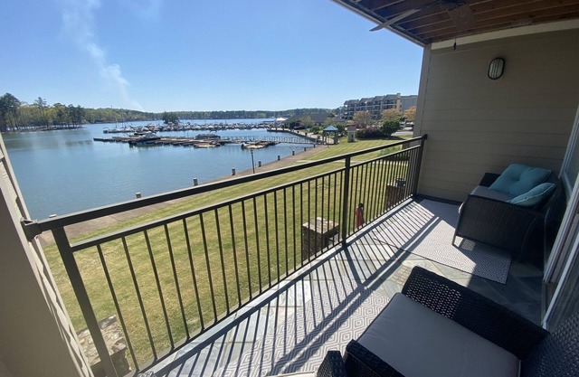 LAKE MARTIN Water Walk Out Condo IN STILLWATERS 35 MIN TO AUBURN!