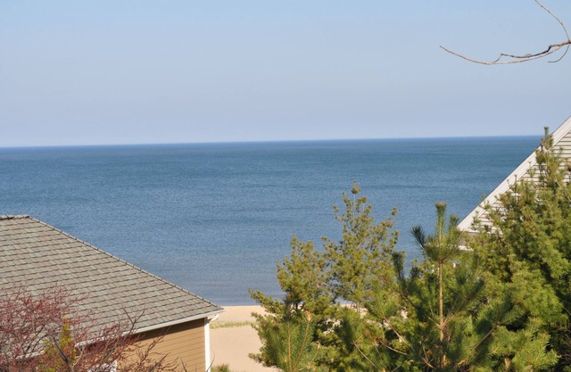 Lake Michigan Cottage - Steps away from the Beach! Monthly + Rental