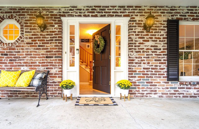 Lake Oswego Home for the Summer ! Central to Restaurants and All PDX Offerings