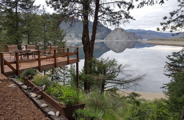 Lake Roosevelt Custom-built, WATER-FRONT log home # You won't want to leave