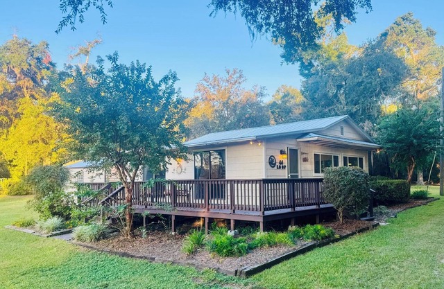 Lake Talquin cozy 2-bedroom cottage w/peaceful lakeview. 35 minutes from FSU.