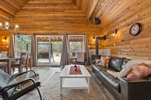 Lake Vibes 3 BD 1 BA Cottage steps from the Lake