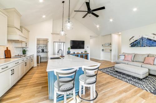 Lake View and Deck Group Getaway in Grand Rivers!