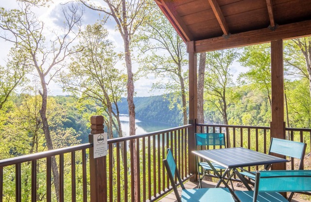 Lake View Country Cabin at Bear Bluff Retreat