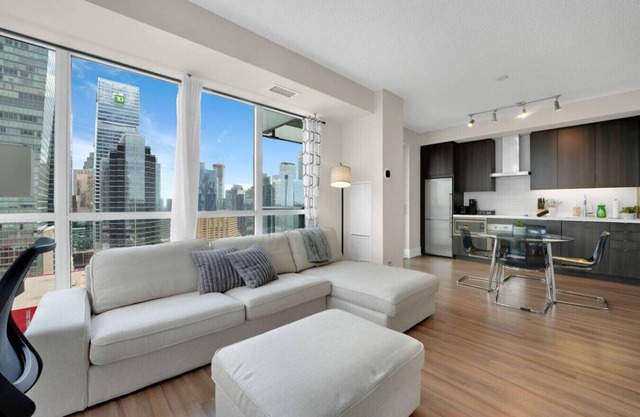 *Lake View* Cozy Home Near Scotiabank/Rogers/Union